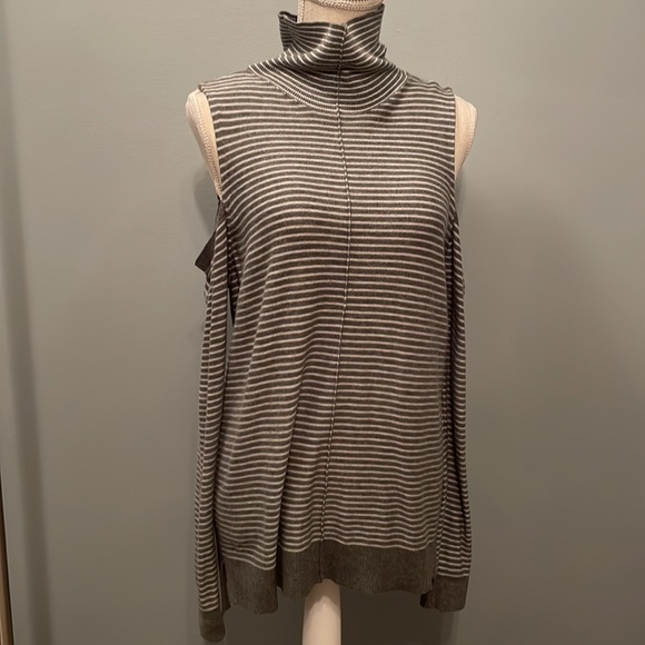 Trouve’ Cold Shoulder Long Line Gray Striped Tunic Mock Turtleneck Sweater Large - Picture 2 of 12
